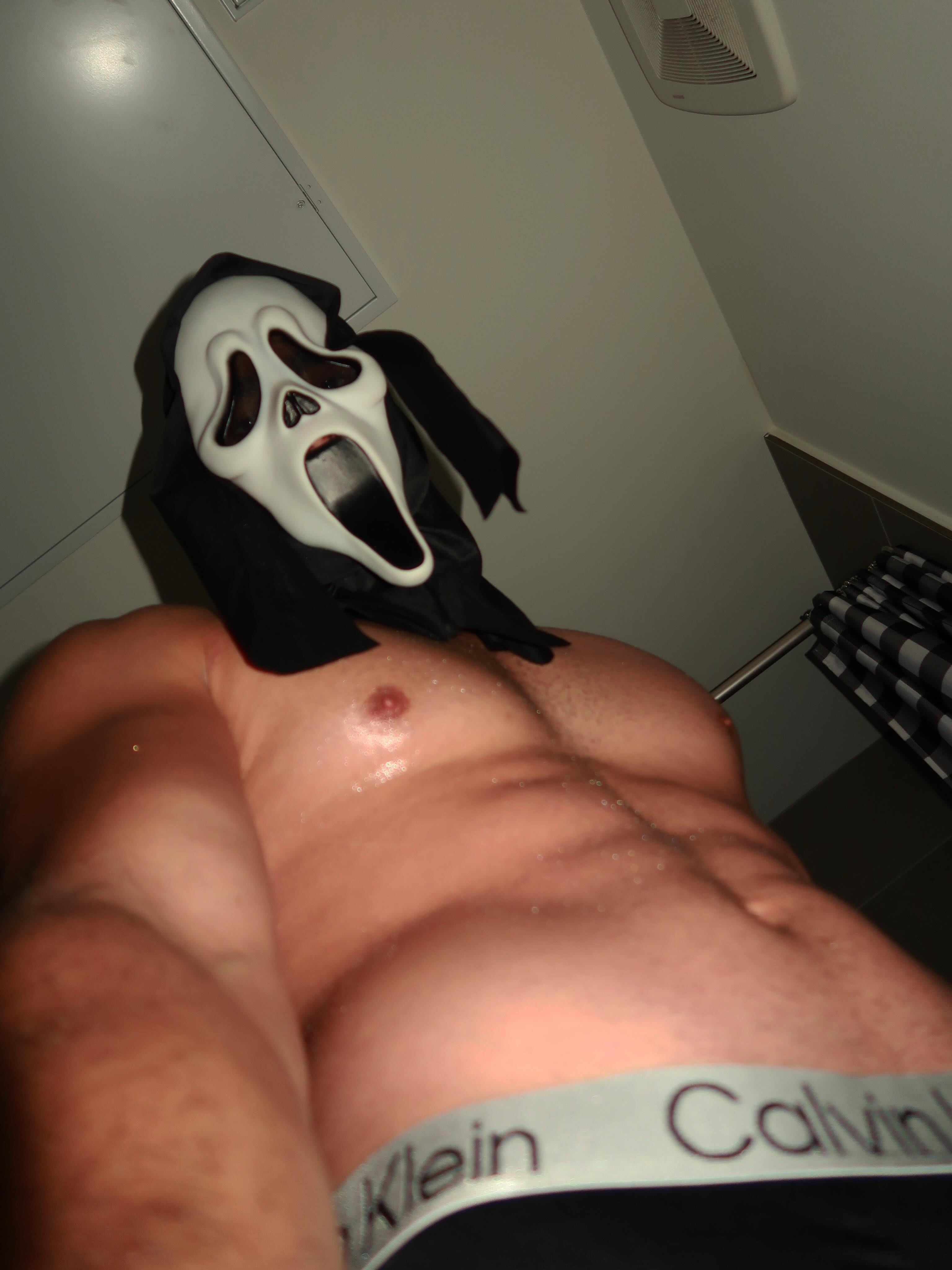 Azaire Vayne wearing a Ghostface mask